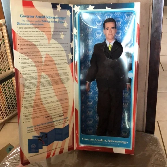 Governor Arnold Schwarzenegger Talking Action Figure - Picture 2 of 7